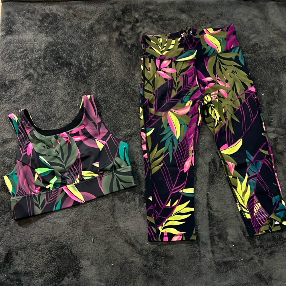 Women’s tropical print workout set.